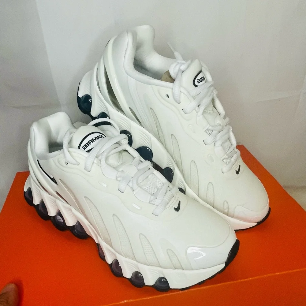 New Nike Air Max DN8 Sail and Black- Fossil Athletic Sneakers Women size 5